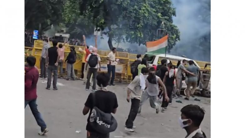 Jantar Mantar Protest: जंतर-मंतर पर कचरे के रैपर से रेस्टोरेंट्स तक पहुंची दिल्ली पुलिस; मुफ्त खाना भेजने पर पूछताछ के आरोप