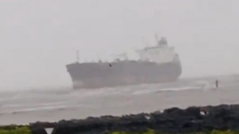 Mumbai Rains: मूसलाधार बारिश के बीच मनोरी बीच के पास फंसा विशाल जहाज, तटीय सुरक्षा और पुलिस अलर्ट पर