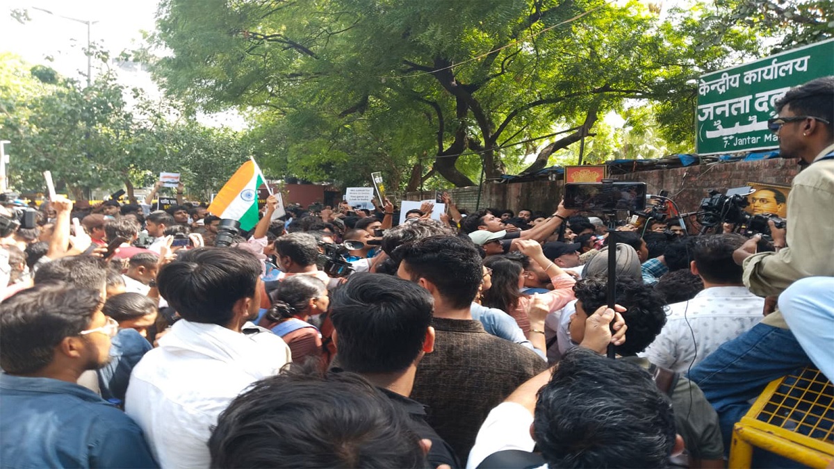 NEET-UG Protest: दिल्ली सरकार का बड़ा फैसला, प्रदर्शनकारियों पर सख्त कार्रवाई नहीं करेगी पुलिस; गिरफ्तारी की होगी समीक्षा