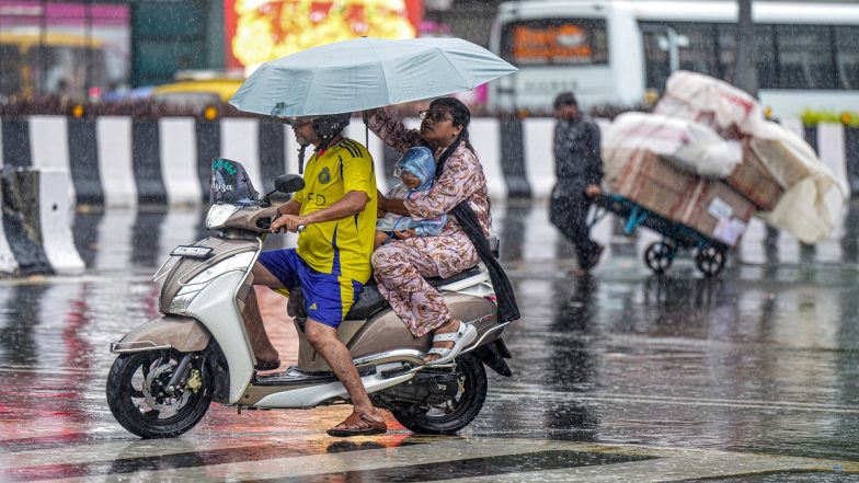 Nashik Rain Alert: नासिक में रेड अलर्ट, बादल फटने जैसी बारिश की चेतावनी के बीच स्कूल-कॉलेज और त्र्यंबकेश्वर मंदिर के कपाट बंद; VIDEO