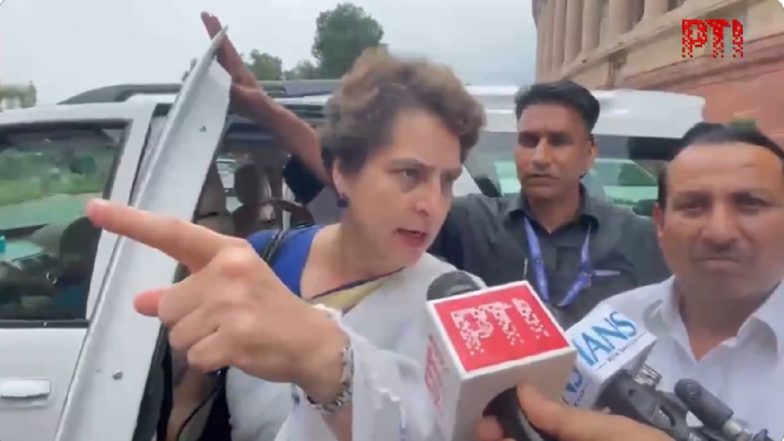 Priyanka Gandhi: &lsquo;हमसे नहीं, अमित शाह से सवाल पूछिए&rsquo;; प्रदर्शनकारी छात्रों पर पुलिस कार्रवाई को लेकर प्रियंका गांधी का मीडिया पर हमला