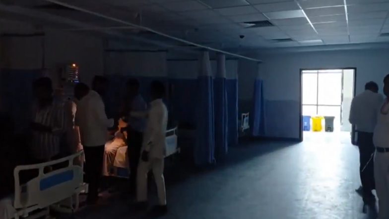 Bihar Hospital Viral Video: बिहार के सासाराम अस्पताल में बिजली गुल होने पर मोबाइल टॉर्च की रोशनी में हुआ मरीजों का इलाज, जांच के आदेश