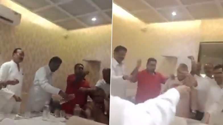 Shahjahanpur Viral Video: हाथ में गंगाजल लेकर पार्षदों ने खाई 'निगम की कमाई बराबर बांटने' की कसम; नगर निगम ने दिए जांच के आदेश