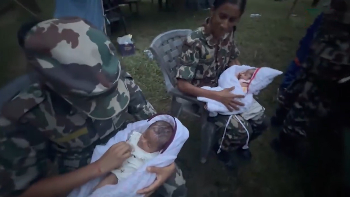 Nepal Flash Floods: नेपाल बाढ़ का कहर, सेना की गोद में सुरक्षित पहुंचे जुड़वां बच्चे, मौत का आंकड़ा 350 के पार, सैकड़ों अब भी लापता