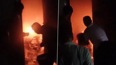 UP E-Scooter Fire Video: हमीरपुर के राठ में घर के अंदर खड़ी इलेक्ट्रिक स्कूटी में जोरदार धमाका; आग से बाइक और घरेलू सामान राख, 2 लाख का नुकसान