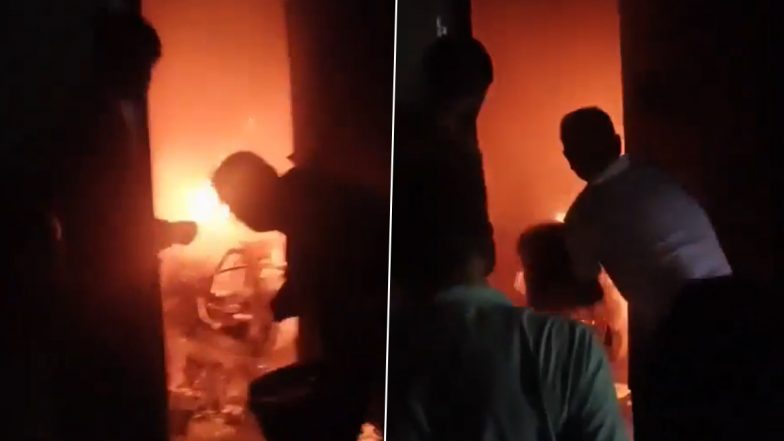UP E-Scooter Fire Video: हमीरपुर के राठ में घर के अंदर खड़ी इलेक्ट्रिक स्कूटी में जोरदार धमाका; आग से बाइक और घरेलू सामान राख, 2 लाख का नुकसान