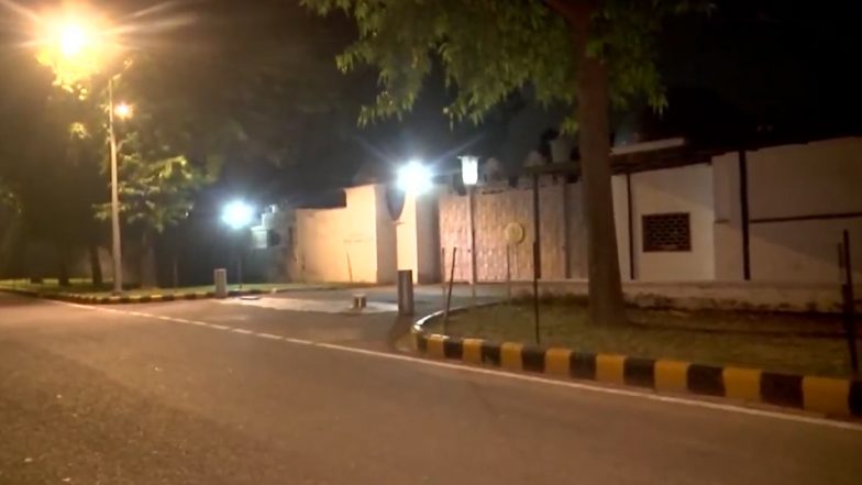 India-Pakistan Diplomatic Tensions: दिल्ली में पाकिस्तान उच्चायोग के बाहर हटाए गए सुरक्षा बैरिकेड्स और अनधिकृत निर्माण; इस्लामाबाद की कार्रवाई का भारत ने दिया जवाब