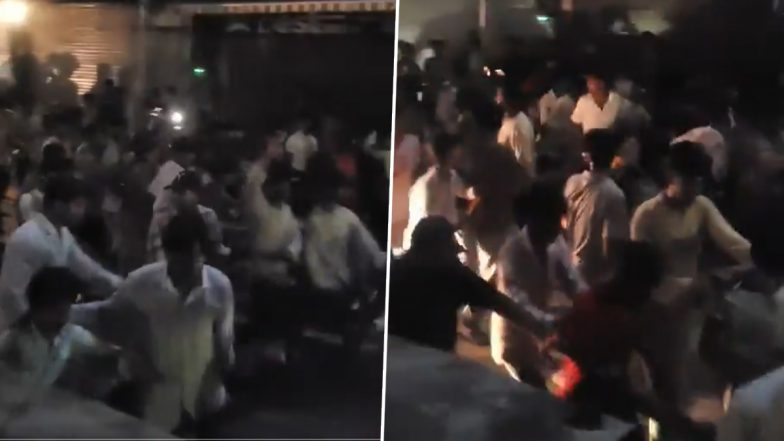 कानपुर: जन्मदिन पर '16 मिनट में ₹16' का ऑफर पड़ा भारी, भीड़ बेकाबू होने पर पुलिस को भांजनी पड़ी लाठी