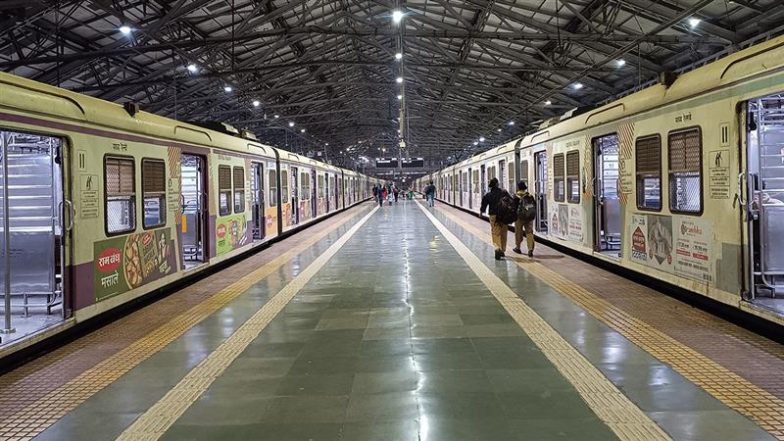 Mumbai Local Train Viral Video: फर्स्ट क्लास सीट को लेकर कॉलेज स्टूडेंट और ऑफिस जाने वालों में बहस, धमकी देने का वीडियो वायरल