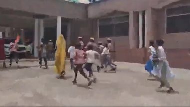 UP News: हाथ में तिरंगा लेकर हमीरपुर डीएम कार्यालय पहुंचे स्कूली बच्चे; 'जेन अल्फा' छात्रों ने स्कूल के लिए पक्की सड़क की मांग की