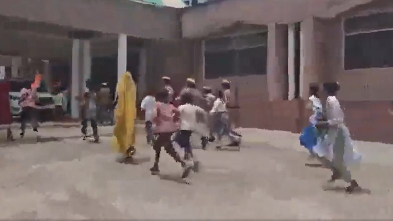 UP News: हाथ में तिरंगा लेकर हमीरपुर डीएम कार्यालय पहुंचे स्कूली बच्चे; 'जेन अल्फा' छात्रों ने स्कूल के लिए पक्की सड़क की मांग की