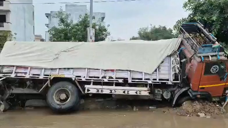 Gurugram: गुरुग्राम के सेक्टर 9 में भारी बारिश से धंसी सड़क, गड्ढे में समाया सीमेंट से लदा ट्रक (Video)