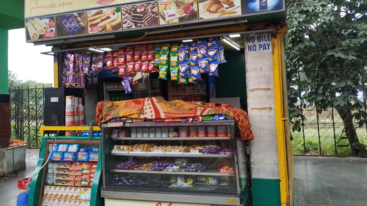 Mumbai: मुंबई के रेलवे स्टेशनों पर FDA की बड़ी कार्रवाई, स्वच्छता नियमों के उल्लंघन पर 22 फूड स्टॉल बंद