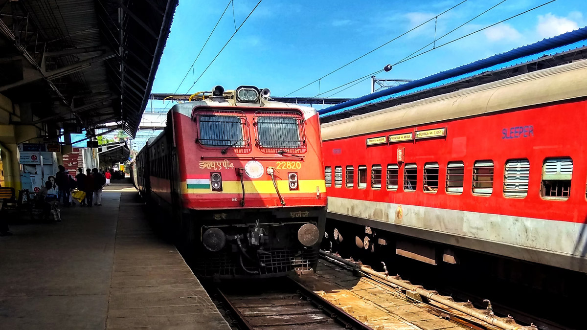 Tatkal Ticket Booking Rules Changed: तत्काल टिकट बुकिंग के नियमों में बड़ा बदलाव; काउंटरों पर टोकन व्यवस्था लागू, ऑनलाइन बुकिंग भी हुई तेज