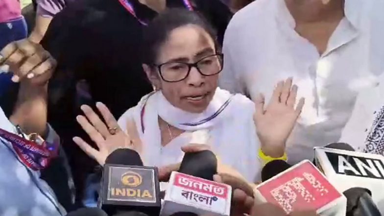 Mamata Banerjee Car Attack: ममता बनर्जी ने उत्तर 24 परगना में अपनी कार पर हमले का लगाया आरोप, कहा- पुलिस के सामने फेंके गए बड़े पत्थर (Videos)