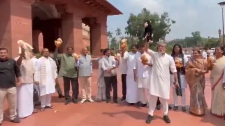 Opposition MPs Protest With Toy Monkey Against PM Modi: '56 इंच का छोटा बंदर...', पीएम मोदी के खिलाफ विपक्षी सांसदों का अनोखा प्रदर्शन, खिलौना बंदर लेकर संसद के बाहर लगाए नारे (Video)