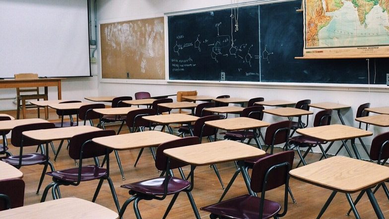 Noida Schools Screen Time Rules: नोएडा के स्कूलों में स्क्रीन टाइम पर सख्ती, प्राइमरी छात्रों के लिए 30 मिनट और अपर प्राइमरी के लिए 60 मिनट की सीमा