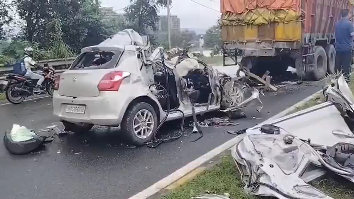 Jamshedpur Road Accident: जमशेदपुर में खड़ी ट्रक से कार टकराई, झारखंड के मंत्री की बेटी समेत 4 लोगों की मौत (वीडियो)