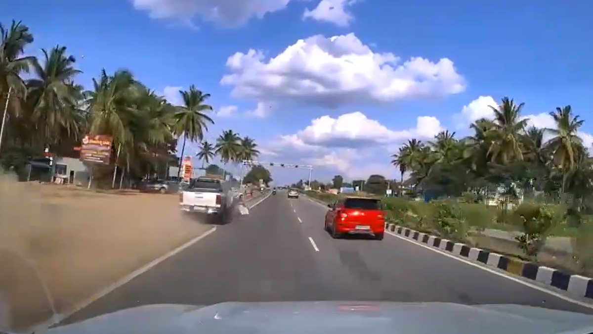 Mandya Road Accident: कर्नाटक के मांड्या में तेज रफ्तार पिकअप ने कार को मारी जोरदार टक्कर; महिला की मौत, 4 घायल; डैशकैम में कैद हुआ हादसा