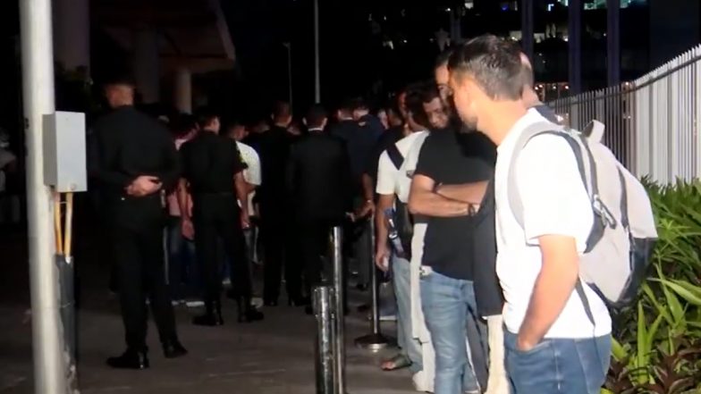 iPhone 18 Pro Sale Begins: मुंबई, दिल्ली और बेंगलुरु में रात से लगी लंबी कतारें; देश भर में iPhone 18 Pro और Pro Max की बिक्री शुरू