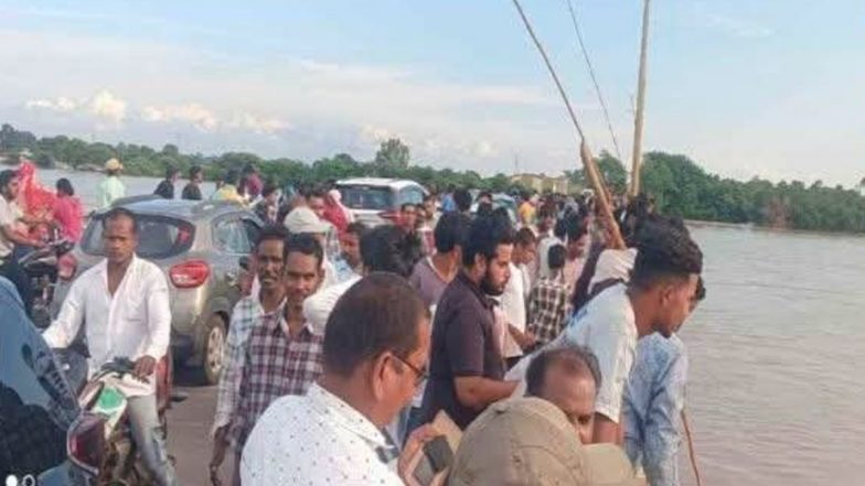 Mahanadi River Video: छत्तीसगढ़ की महानदी में उफान के बाद बहकर आईं शराब की बोतलें, जान जोखिम में डालकर लूटने जुटे लोग