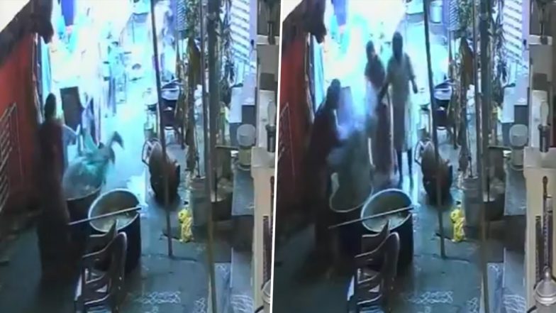 Vijayawada Accident: गणेश उत्सव में खौलते सांभर के बड़े भगोने में गिरी महिला, इलाज के दौरान मौत; CCTV में कैद हुआ दर्दनाक हादसा