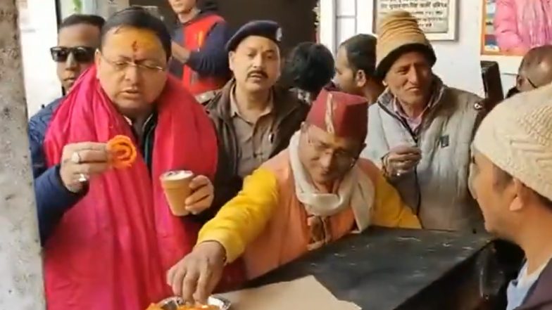 CM Dhami Video: बद्रीनाथ धाम में साधारण अंदाज में दिखे सीएम पुष्कर सिंह धामी, स्थानीय दुकान पर ली दूध-जलेबी की चुस्की, वीडियो वायरल