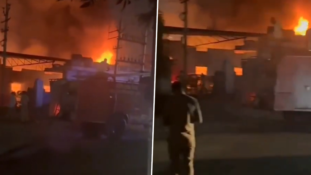 Jaipur Fire Incident: जयपुर की मर्सिडीज वर्कशॉप में भीषण आग; 8 लग्जरी कारें जलकर राख, 50 से अधिक गाड़ियों को बचाया गया