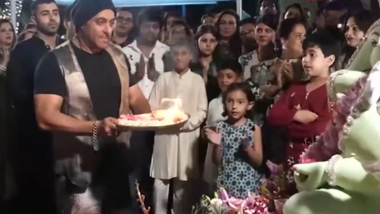 Salman Khan Ganpati Aarti: भाई सोहेल खान के घर गणपति आरती में शामिल हुए सलमान खान, बहन अर्पिता खान भी रहीं मौजूद (Watch Video)