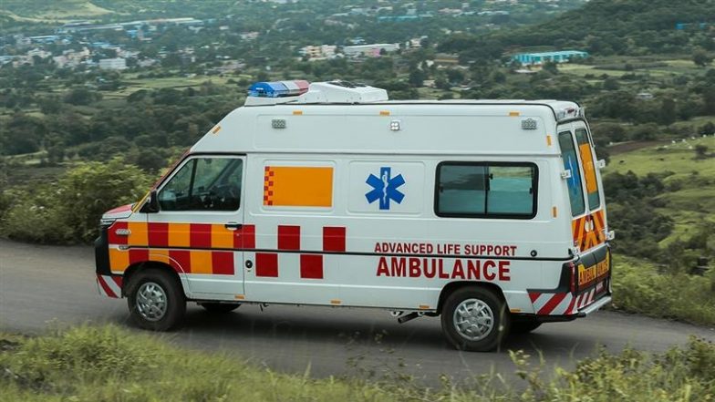 Agra Ambulance News: यूपी के आगरा में गड्ढे में 2 घंटे से अधिक फंसी रही एंबुलेंस, गर्भ में पल रहे बच्चे की मौत