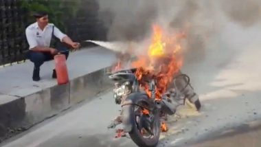 Lucknow Bike Fire Video: यूपी के लखनऊ में चलती बाइक में लगी आग, देखते ही देखते धू-धूकर जली