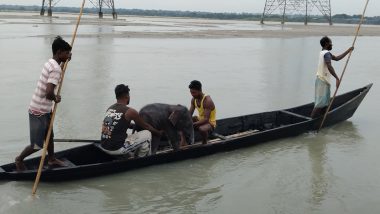 Teesta River Elephant Rescue: तीस्ता के तेज बहाव में बहे 4 दिन के नन्हे हाथी को मछुआरों ने बचाया; नाव पर लादकर मां से कराया भावनात्मक मिलन