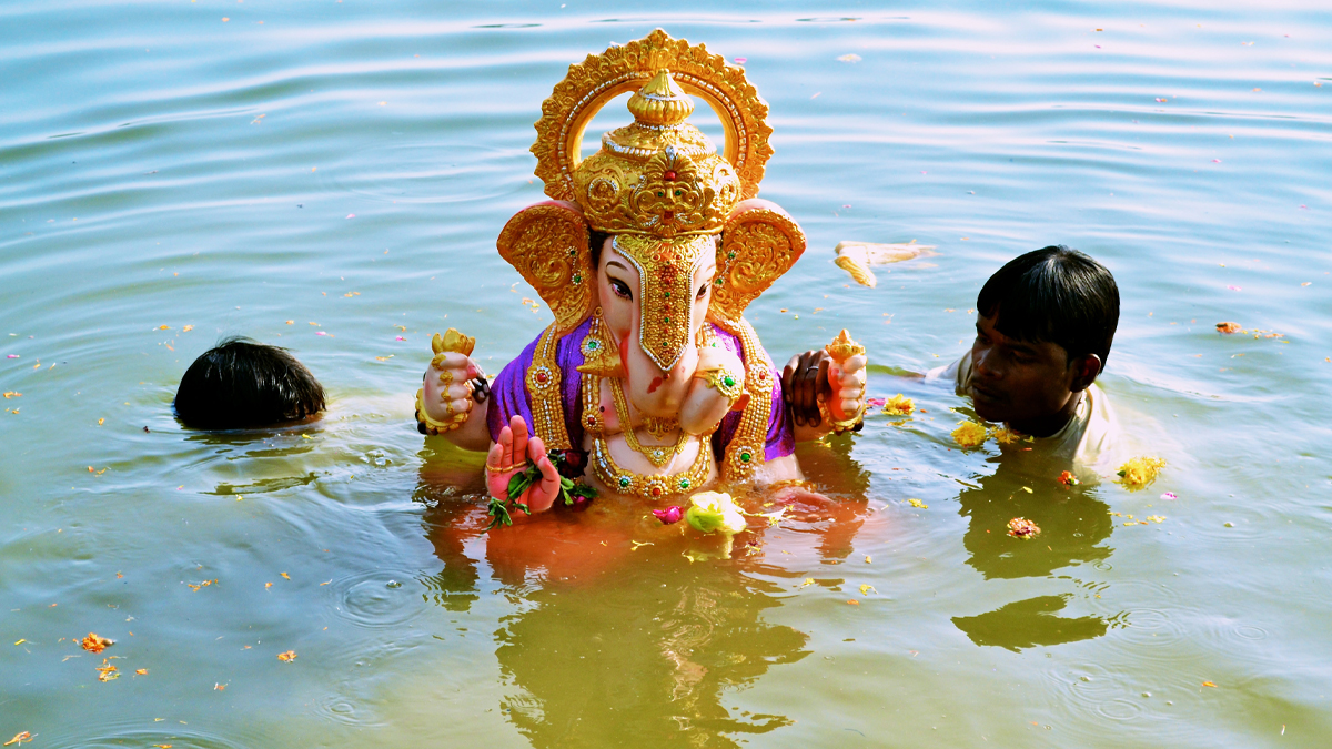 Ganeshotsav 2026: मुंबई में डेढ़ दिन के बप्पा का विसर्जन शुरू; पहले दिन दोपहर तक शांतिपूर्ण ढंग से 79 मूर्तियों का हुआ विसर्जन