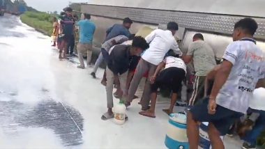 मुंबई-अहमदाबाद हाईवे पर पलटा दूध से भरा अमूल का टैंकर, सड़क पर बहा हजारों लीटर दूध, लेने के लिए उमड़े ग्रामीण; VIDEO