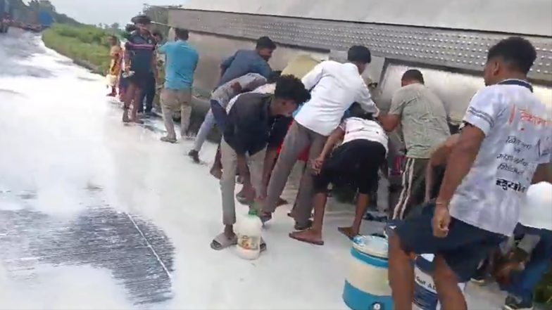 मुंबई-अहमदाबाद हाईवे पर पलटा दूध से भरा अमूल का टैंकर, सड़क पर बहा हजारों लीटर दूध, लेने के लिए उमड़े ग्रामीण; VIDEO
