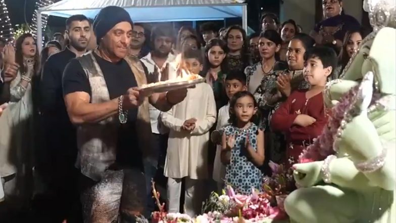 VIDEO: विसर्जन पूजा में सलमान खान से हुई भूल, उल्टी दिशा में घुमाई थाली; बहन अर्पिता ने तुरंत सुधारी गलती