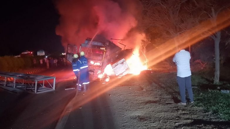 Telangana Road Accident: तेलंगाना में बिजली के खंभे से टकराने के बाद डीसीएम वैन में लगी भीषण आग; चालक और करीब 200 बकरियां जिंदा जलीं, 5 घायल