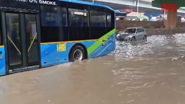 Delhi Heavy Rains: दिल्ली में भारी बारिश से सड़कें बनीं नदियां, महिपालपुर रोड पर पानी में फंसी DTC बस और कार, यातायात प्रभावित; VIDEO