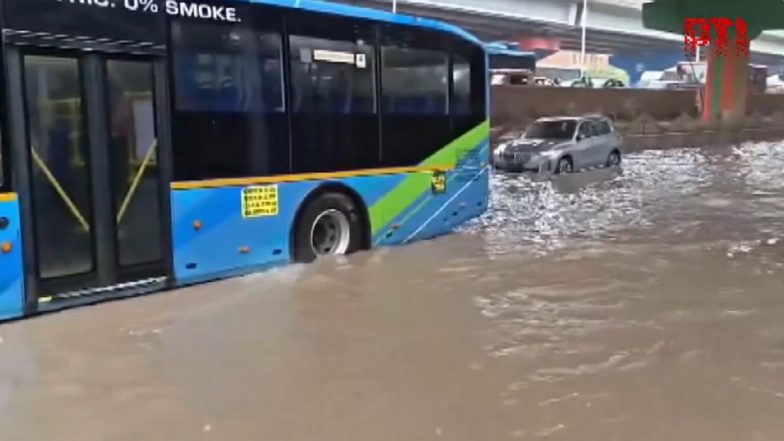 Delhi Heavy Rains: दिल्ली में भारी बारिश से सड़कें बनीं नदियां, महिपालपुर रोड पर पानी में फंसी DTC बस और कार, यातायात प्रभावित; VIDEO