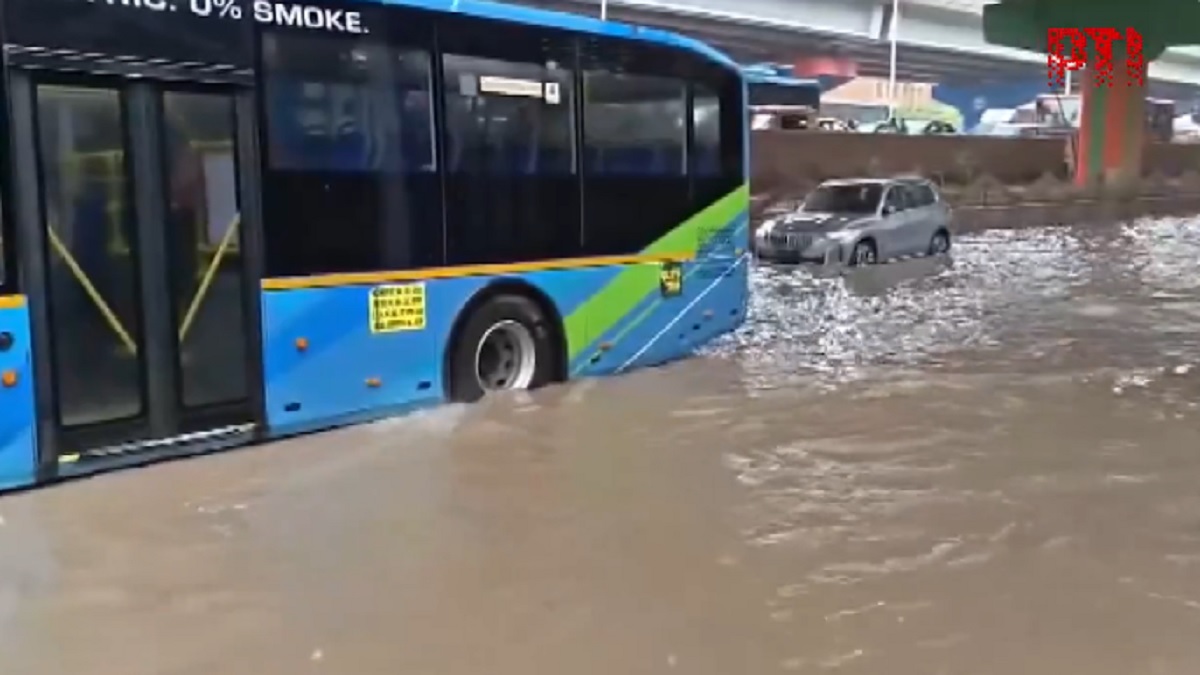 Delhi Heavy Rains: दिल्ली में भारी बारिश से सड़कें बनीं नदियां, महिपालपुर रोड पर पानी में फंसी DTC बस और कार, यातायात प्रभावित; VIDEO