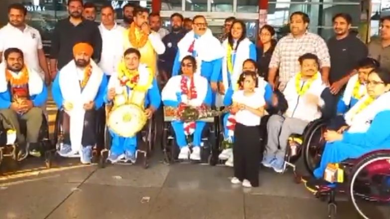 एशियन पैरा गेम्स: सिल्वर मेडल जीतकर वतन लौटे भारतीय खिलाड़ियों का दिल्ली एयरपोर्ट पर जोरदार स्वागत; देखें VIDEO