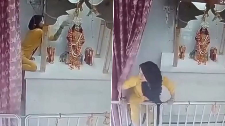 लखनऊ: सआदतगंज के मंदिर में दिनदहाड़े चोरी, श्रद्धालु बनकर आई महिला मूर्ति से चांदी के जेवर चुराकर फरार; VIDEO