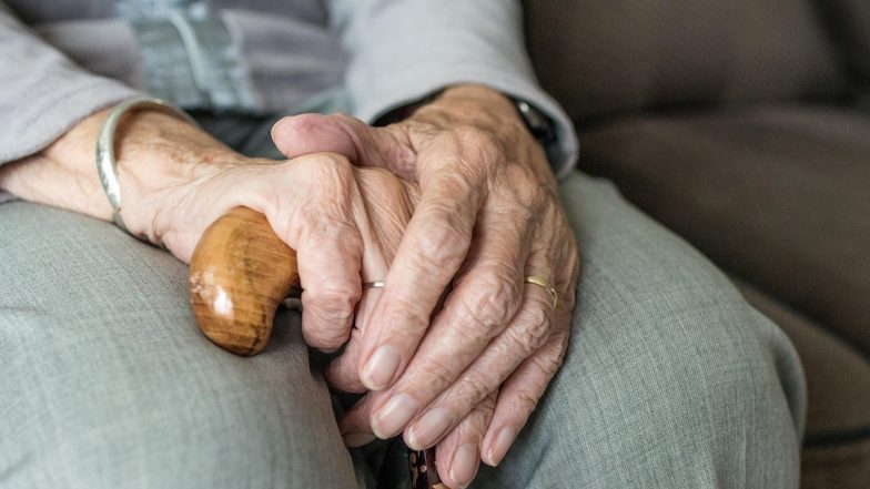 Senior Citizen Card: कैसे बनवाएं बुजुर्गों के लिए पहचान पत्र, जानें ऑनलाइन आवेदन की पूरी प्रक्रिया