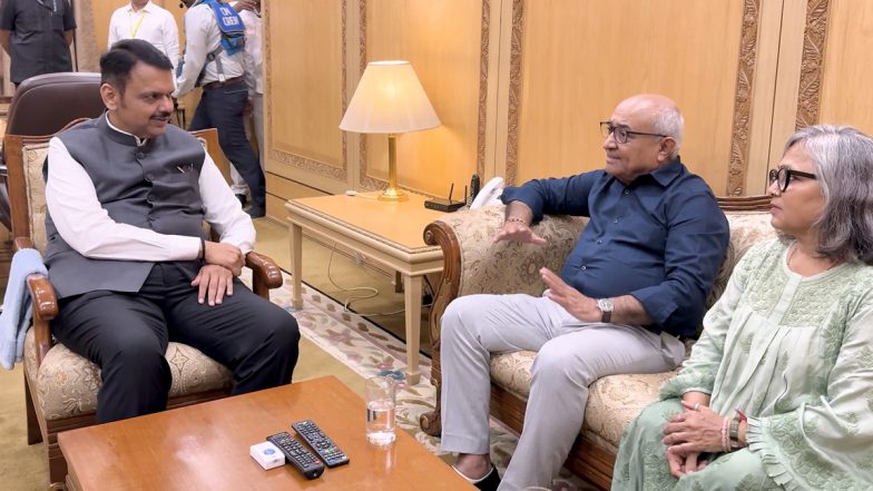 Devendra Fadnavis Meets Captain Smit Machchhar Family: देवेंद्र फडणवीस ने फ्लाईदुबई के पायलट कैप्टन स्मिट माछर के परिवार से की मुलाकात, बहादुरी को किया सलाम