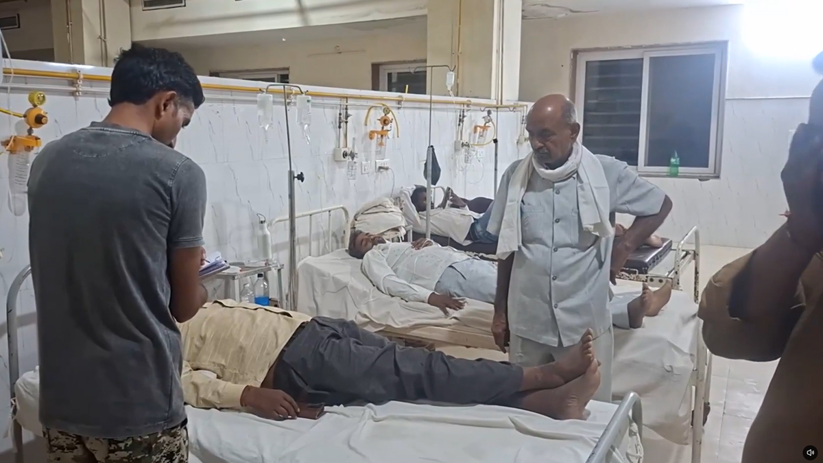Rajasthan Food Poisoning: धौलपुर के मंदिर में भंडारे का प्रसाद खाने से 40 से अधिक लोग बीमार; पेट दर्द और उल्टी के बाद जिला अस्पताल में भर्ती, जांच में जुटा स्वास्थ्य विभाग