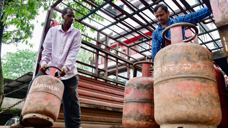Commercial LPG Price Hike: 1 अक्टूबर से महंगा हुआ कमर्शियल एलपीजी सिलेंडर; दिल्ली में ₹62.50 तो पटना में ₹71.50 की बढ़ोतरी, घरेलू गैस के दाम स्थिर